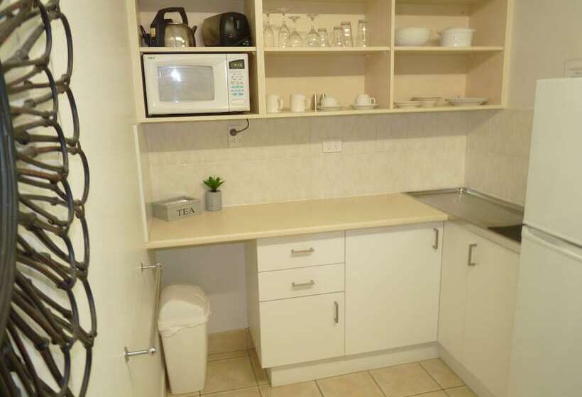 استودیوی استاندارد, Sunseeker Motel