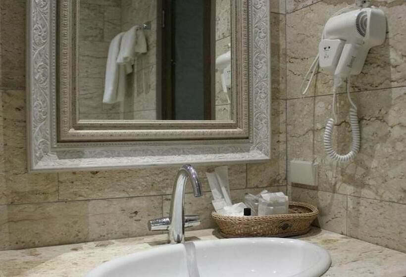 디럭스 룸, The Glory River Kwai