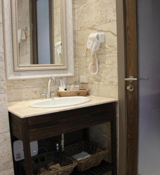 디럭스 룸, The Glory River Kwai