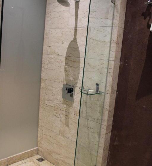 디럭스 룸, The Glory River Kwai