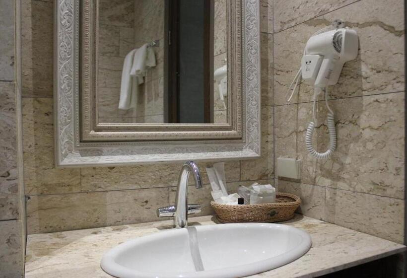 디럭스 룸, The Glory River Kwai