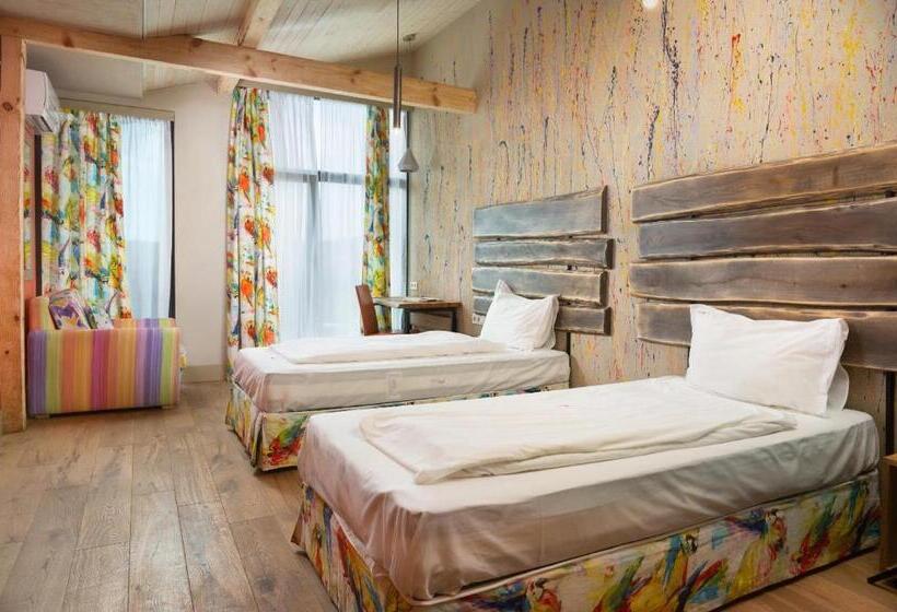 جناح جونيور مزوَّد بتراس, Casa Art