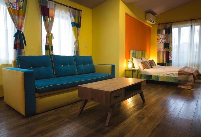 جناح جونيور مزوَّد بتراس, Casa Art