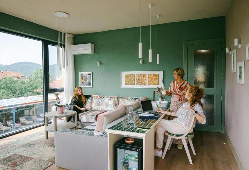 جناح جونيور مزوَّد بتراس, Casa Art