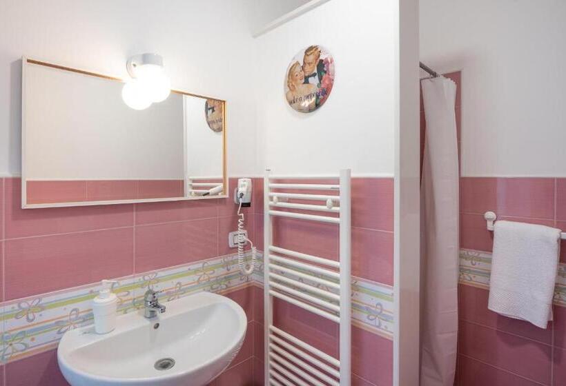 اتاق اکونومی, Maria Vittoria Charming Rooms And Apartments