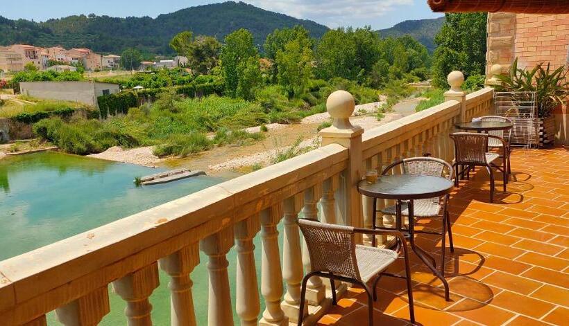 バス共有のスタンダードルーム, Albergue Valderrobres Auto Check In