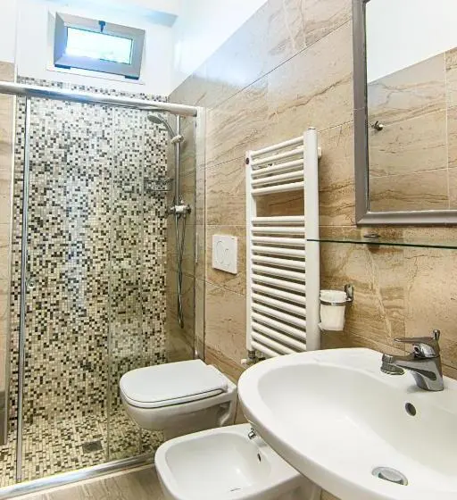 اتاق استاندارد چهارنفره با بالکن, Albergo Villa Lucia