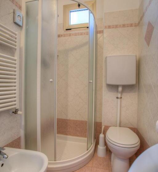 バルコニー付スタンダード４ベッドルーム, Albergo Villa Lucia