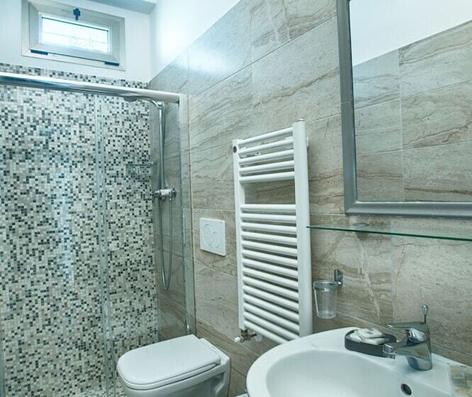 バルコニー付スタンダード４ベッドルーム, Albergo Villa Lucia