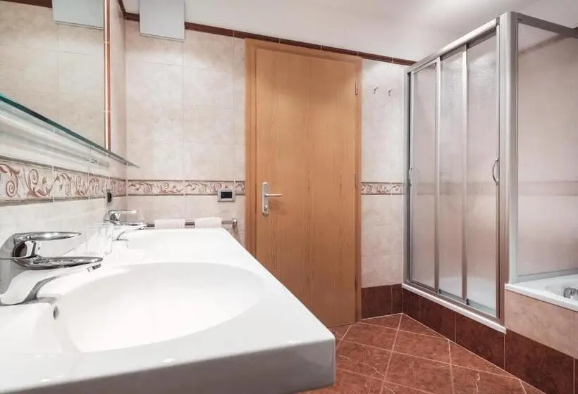 اتاق استاندارد چهار تخته, Berghotel Majarei