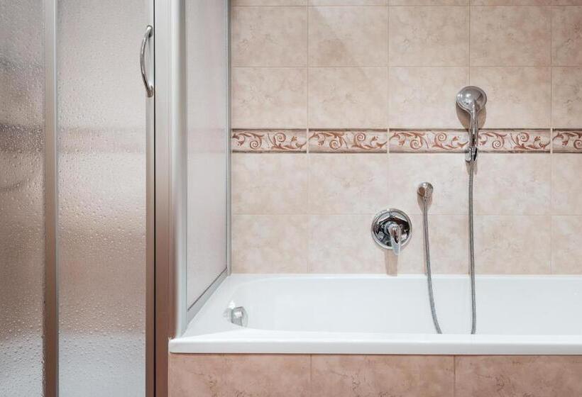 חדר סטנדרט לארבעה, Berghotel Majarei