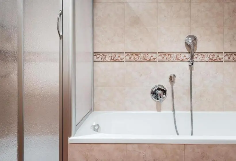 اتاق استاندارد چهار تخته, Berghotel Majarei