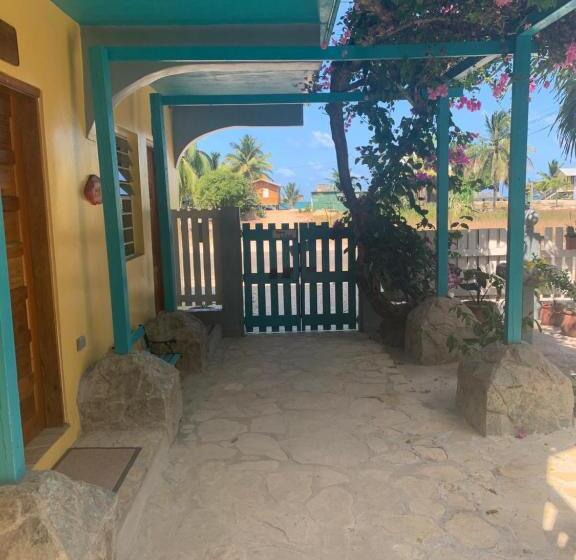 Номер Стандарт Вид на Сад, All Seasons Belize