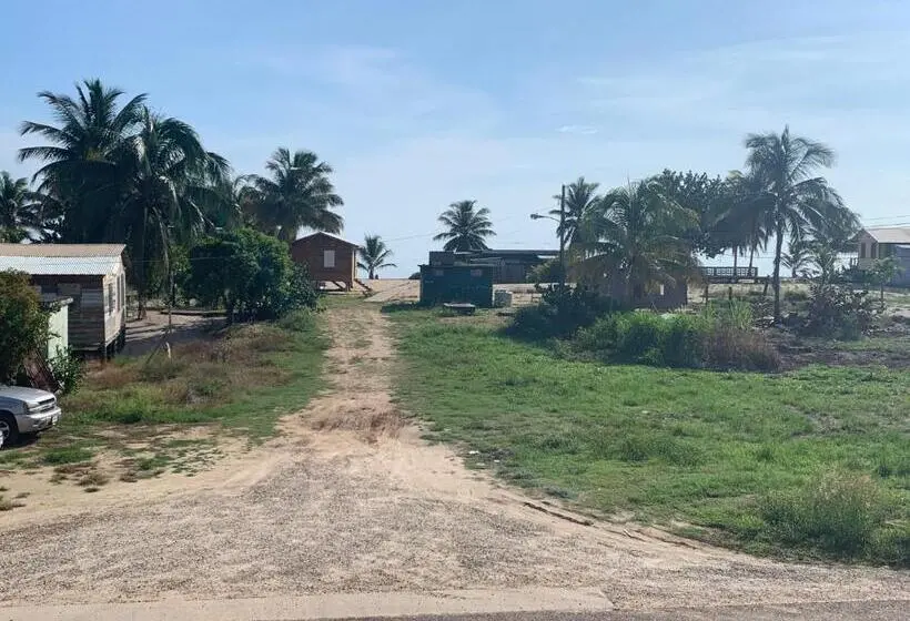 اتاق خانوادگی با چشمانداز دریا, All Seasons Belize