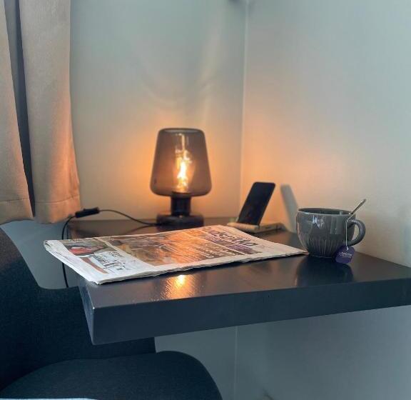 Quarto Estandar Banheiro Compartilhado, Emma Gjestehus