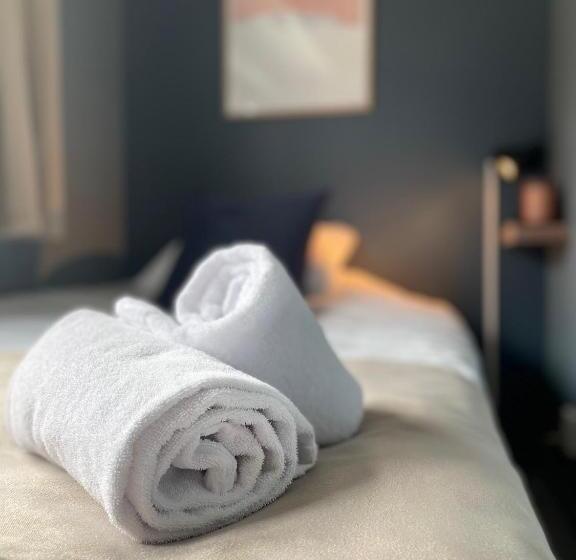 Quarto Estandar Individual, Emma Gjestehus