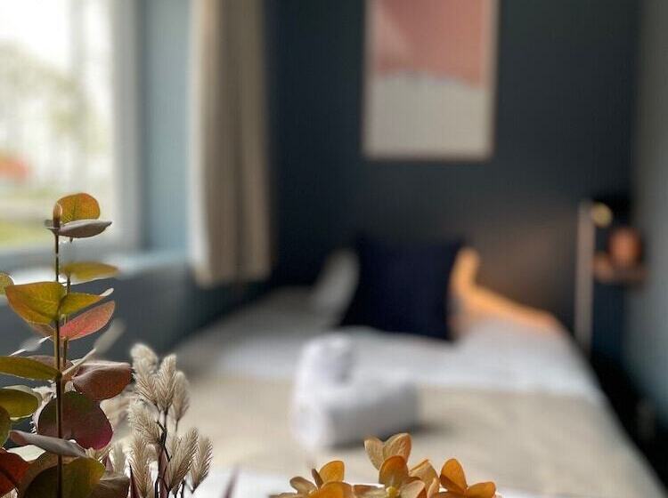 Quarto Estandar Individual, Emma Gjestehus