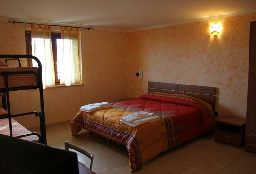 Четырехместный Номер Стандарт, Yellow House