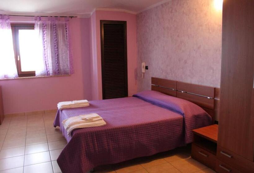 Четырехместный Номер Стандарт, Yellow House