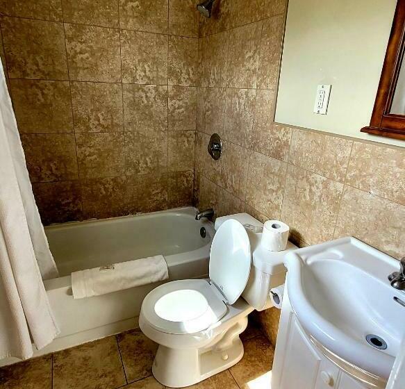 غرفة عائلية, Fundy Line Motel