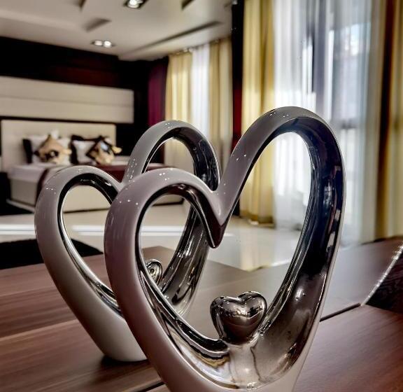 חדר סטנדרט, Acktion