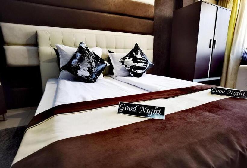 חדר סטנדרט, Acktion