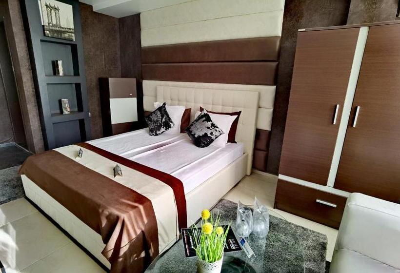 חדר סטנדרט, Acktion