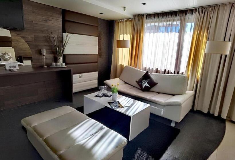 סוויטת ג'וניור, Acktion