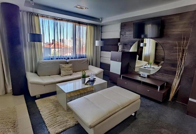 סטודיו דלוקס, Acktion