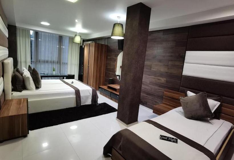 חדר קומפורט לשלושה, Acktion