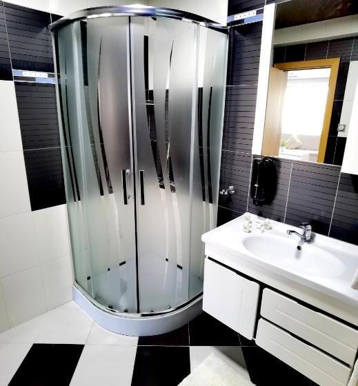 חדר קומפורט לשלושה, Acktion