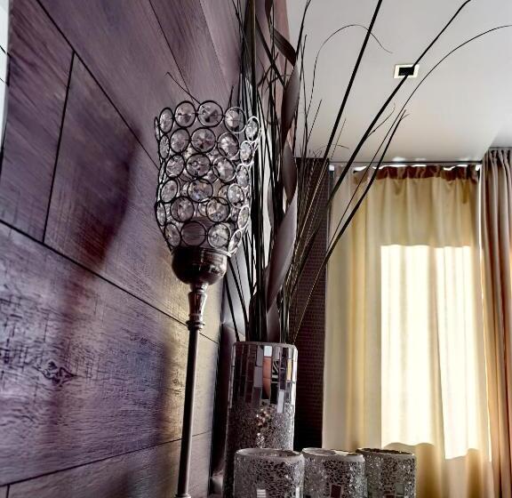 סוויטת ג'וניור, Acktion