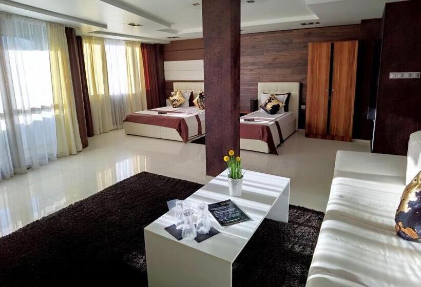 סוויטת ג'וניור, Acktion