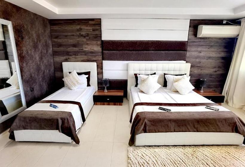 סוויטת ג'וניור, Acktion