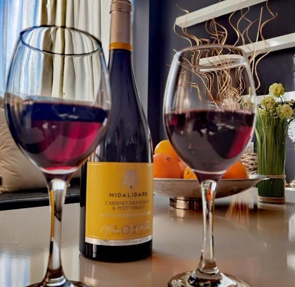 ジュニアスイート, Acktion