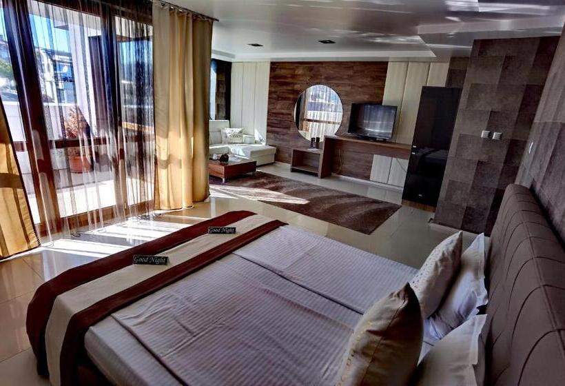 סטודיו דלוקס, Acktion