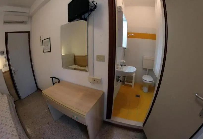Standard Yhden Hengen Huone, Albergo Rosa