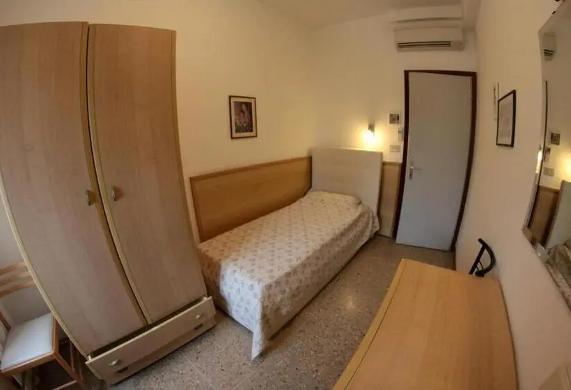 Standard Yhden Hengen Huone, Albergo Rosa