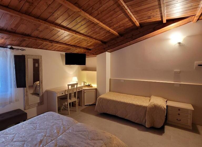 חדר סטנדרט לשלושה, Domus Romulea