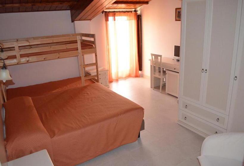 חדר סטנדרט לשלושה, Domus Romulea