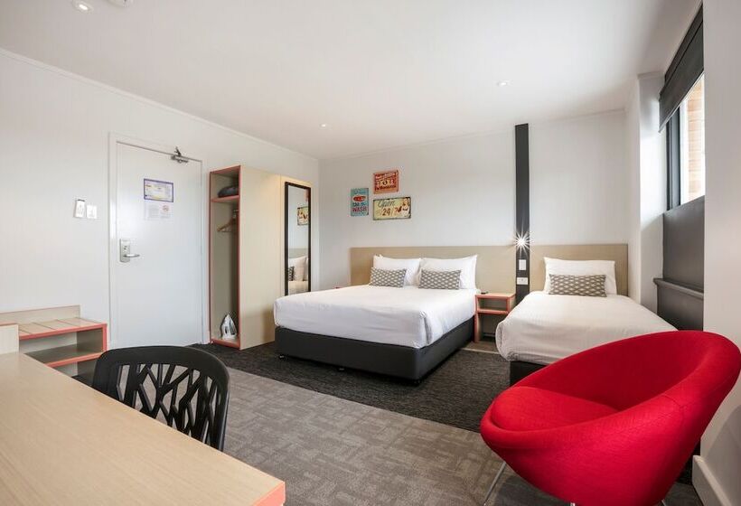 إستديو عائلى, Nightcap At Camp Hill