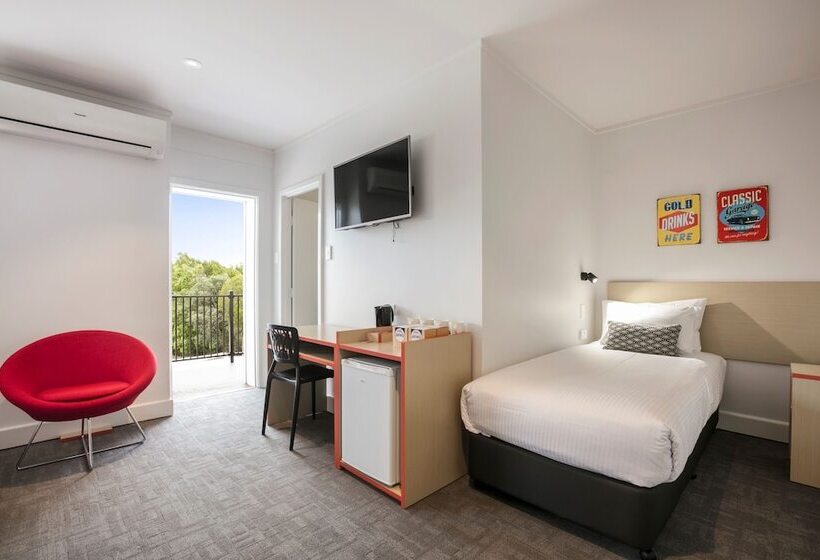 إستديو عائلى, Nightcap At Camp Hill