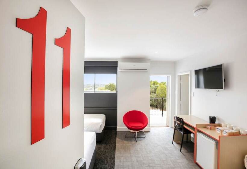 إستديو عائلى, Nightcap At Camp Hill