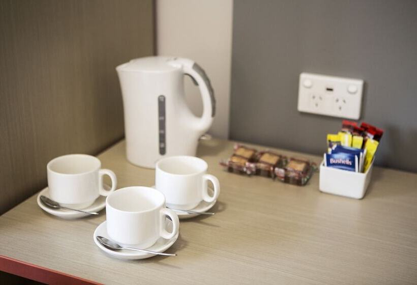 إستديو عائلى, Nightcap At Camp Hill