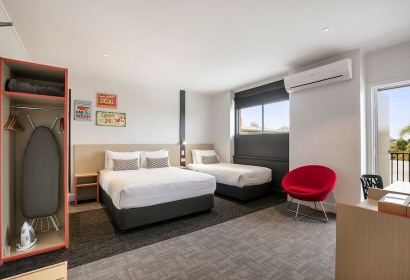 إستديو عائلى, Nightcap At Camp Hill