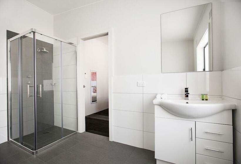 إستديو عائلى, Nightcap At Camp Hill