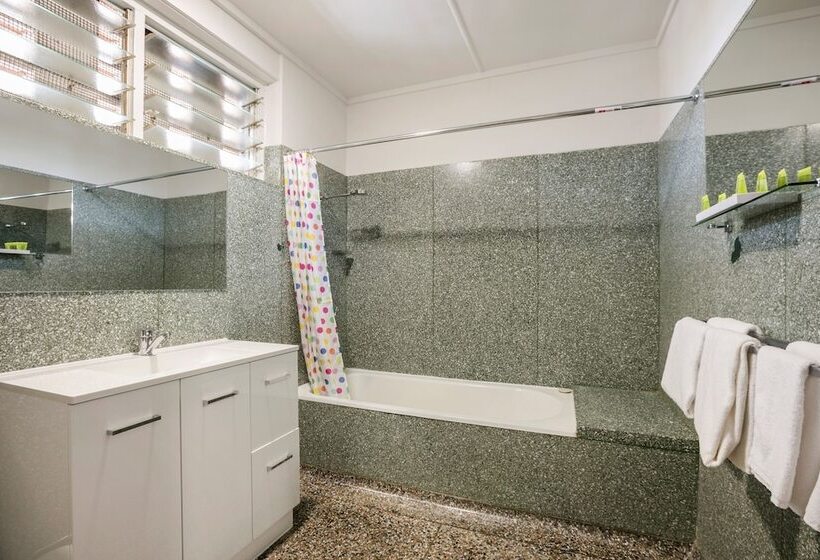 إستديو عائلى, Nightcap At Camp Hill