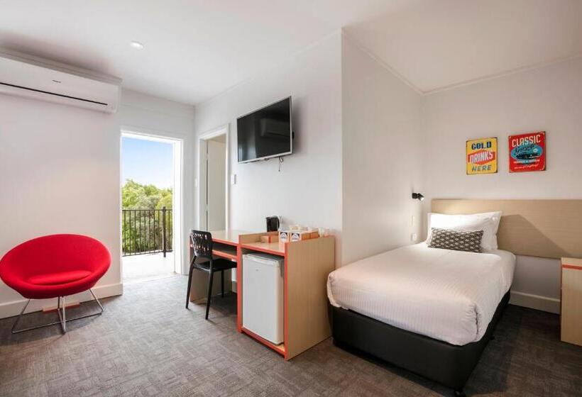 إستديو عائلى, Nightcap At Camp Hill