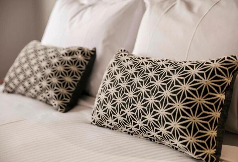 إستديو عائلى, Nightcap At Camp Hill