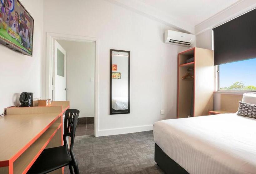 إستديو عائلى, Nightcap At Camp Hill